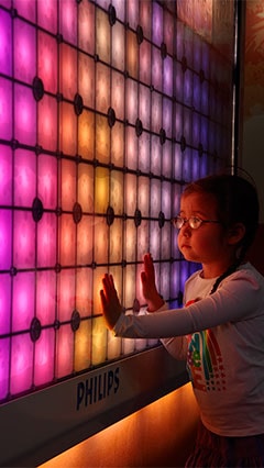 버밍엄 어린이 병원에서 아무런 불안감 없이 필립스 조명의 Imagination Light Canvas에 정신이 팔려 있는 어린이 환자