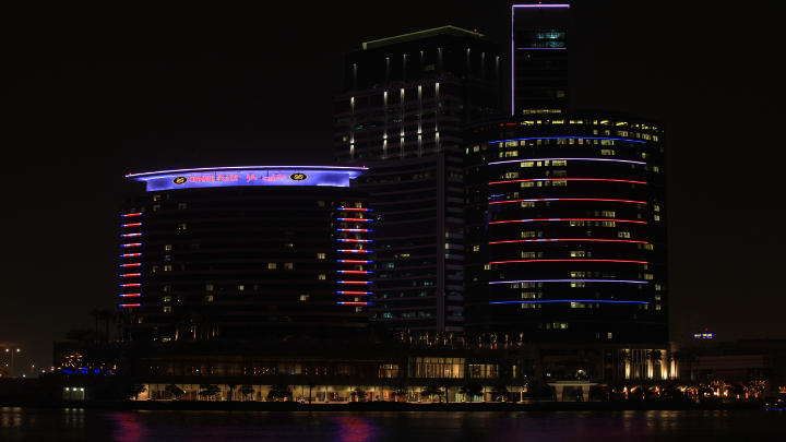 필립스 조명의 LED I‐Color Accent 튜브로 리모델링한 두바이 호텔의 눈길을 끄는 파사드