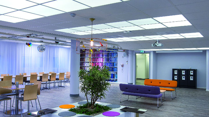 필립스의 Soundlight Comfort 조명으로 분위기를 개선한 스웨덴 E.ON 건물의 회의실