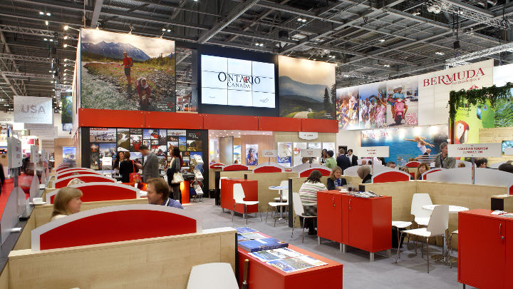  필립스 상부 조명 솔루션으로 밝게 빛나는 ExCel London 전시장의 회의 공간