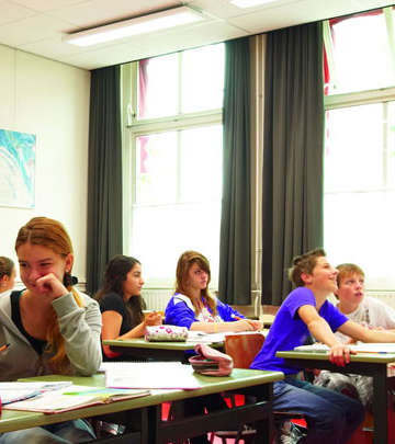 필립스 학교용 조명을 사용 중인 네덜란드 얀 반 브라반트 중·고등학교의 차분한 학습 분위기