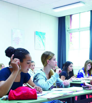 필립스 SchoolVision 에너지 설정을 잘 이용 중인 네덜란드 얀 반 브라반트 중·고등학교의 학생들