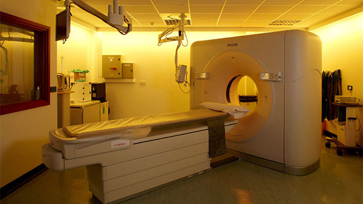 필립스 의료용 조명 아래에서 MRI 촬영을 실시하는 프린세스 알렉산드라 병원의 한 진료실