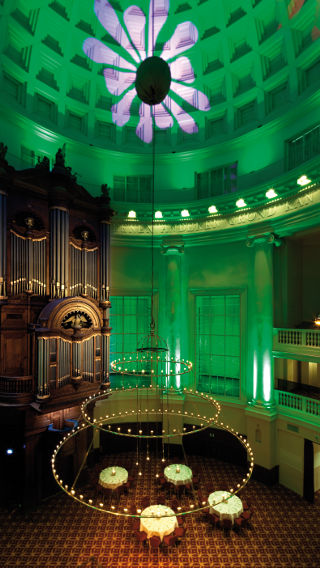 필립스 장식 조명이 초록색으로 빛나는 르네상스 호텔의 한 객실