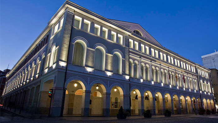 Valladolid 칼데론 극장에 설치된 필립스 조경 조명