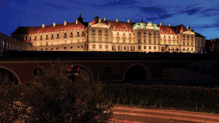 필립스 조명이 멋지게 비추는 폴란드 바르샤바 왕궁의 외부 모습 