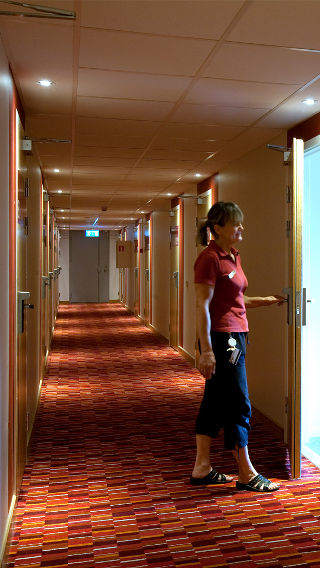 필립스 호텔 조명이 설치된 스파 호텔 복도에 서 있는 한 여성
