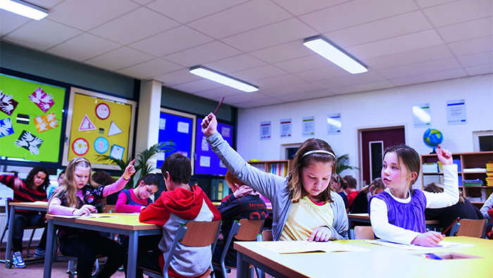 필립스 조명으로 밝은 면학 분위기를 조성한 윈텔레 초등학교의 학생들