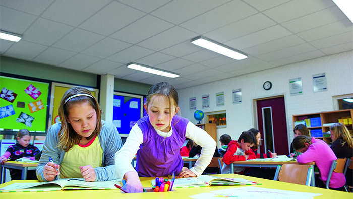 윈텔레 초등학교에서 표준 조명 모드로 공부 중인 학생들