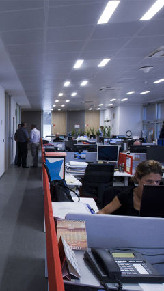 필립스 절전형 LED 조명 아래서 효율적으로 근무 중인 E.ON Spain 직원들