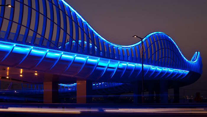 두바이 메이단에서 독특한 분위기를 자아내는 컬러 LED 조명