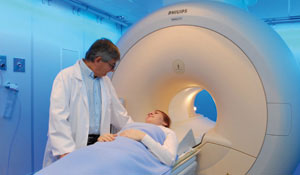 환자에 대한 MRI 검사를 준비하고 있는 의사