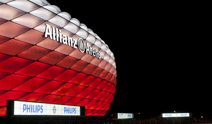 밤에 빨간색으로 빛나는 Allianz 경기장