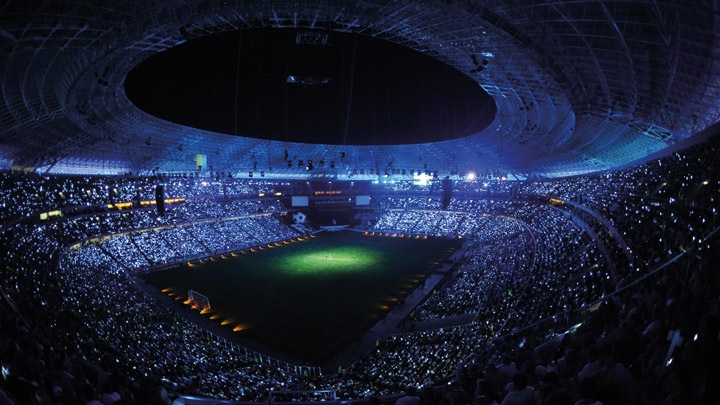 조명을 비춘 미식축구 경기장 - Arena Experience