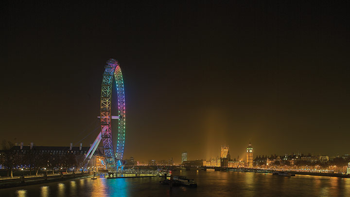 조명 효과가 적용된 London Eye