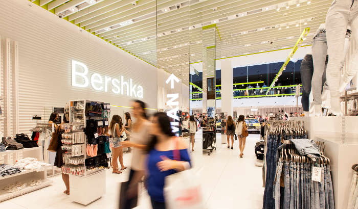 지속가능한 친환경 요소로 구성된 밝고 넓은 Bershka 쇼룸 | Bershka 매장 조명