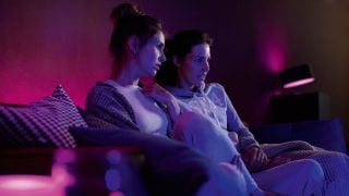 필립스 휴 스마트 LED 조명은 거실에 생동감 넘치는 보라색과 분홍색 분위기를 조성하며, 현대의 집에서 영화 감상이나 휴식을 위한 맞춤형 분위기 조명을 선보입니다.